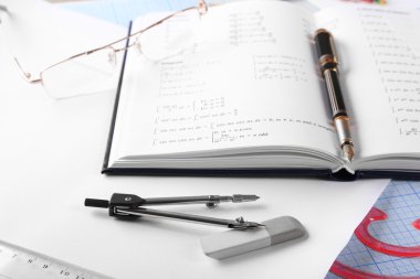 Okul malzemeleri ve ders kitabı