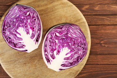 ahşap masa üstünde kırmızı lahana