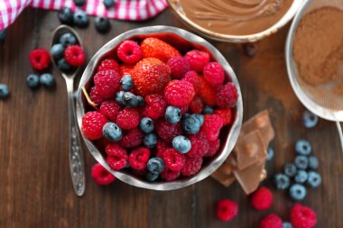 Çikolatalı Krema ve olgun çilek ile güzel kompozisyon