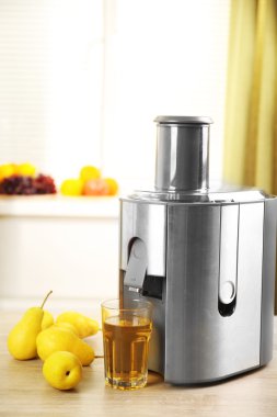 Mutfak masasının üzerinde meyve sıkacağı ve armut suyu