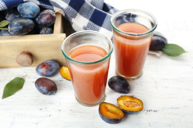 Erik suyu taze meyve ile gözlük