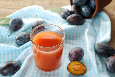 Erik suyu bir bardak taze meyve ile