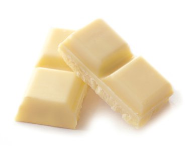 Beyaz arkaplanda izole edilmiş beyaz çikolata parçaları