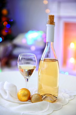 Şişe ve kadeh şarap renkli bokeh ışıklar arka plan Christmas dekor ile