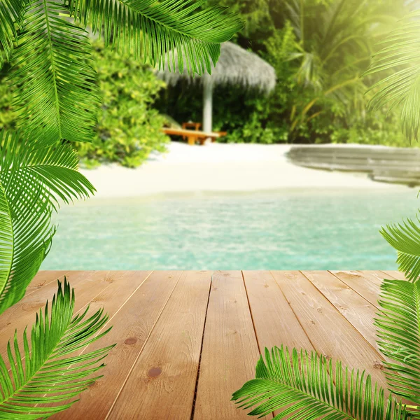 Drewniany stół z tropikalnym raju — Zdjęcie stockowe
