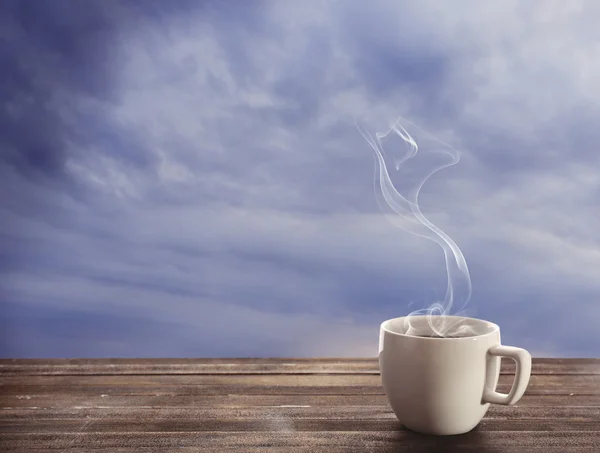 Kopje koffie op de hemelachtergrond — Stockfoto