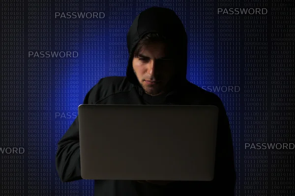 Hacker che lavora con il computer, background di codice binario — Foto Stock