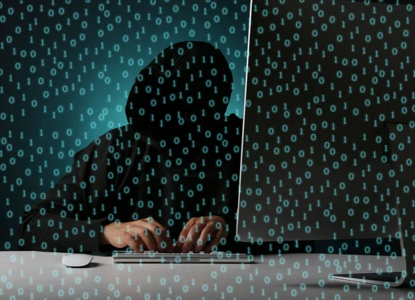 Hacker arbeiten mit Computer, Binärcode-Hintergrund — Stockfoto