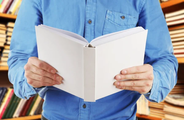 Mannelijke handen met open boek — Stockfoto