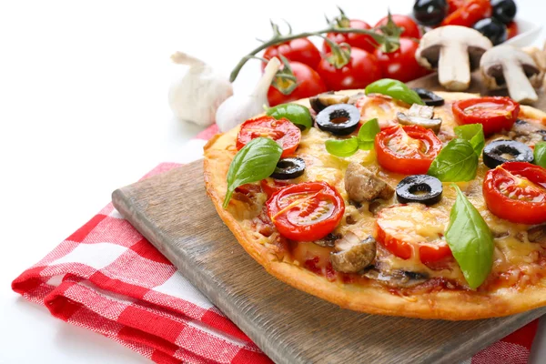 Pizza saporita con verdure e basilico da vicino — Foto Stock