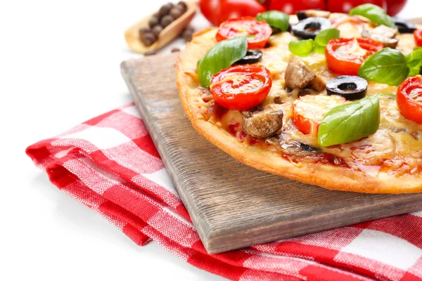 Pizza saporita con verdure e basilico da vicino — Foto Stock