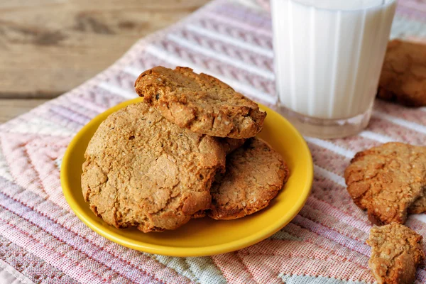 Hausgemachte Kekse und ein Glas Milch auf dem Tisch aus nächster Nähe — Stockfoto