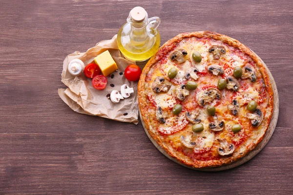 Sabrosa pizza con verduras y queso en la mesa de cerca —  Fotos de Stock