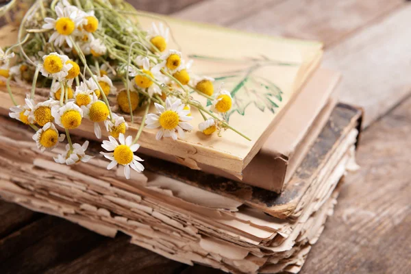 Oude boeken met droge bloemen op tafel close-up — Stockfoto