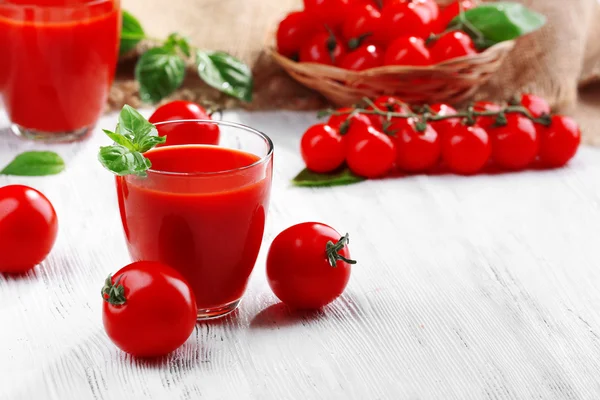 Copo de suco de tomate na mesa de madeira, close-up — Fotografia de Stock