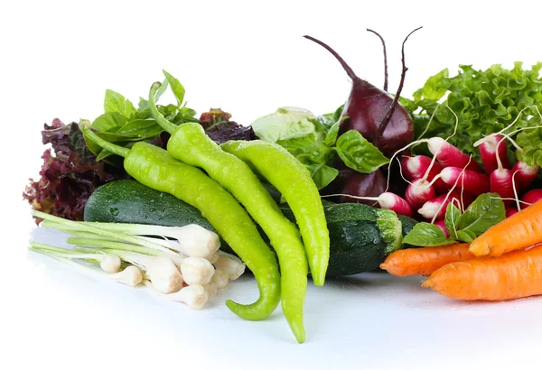 Tas de légumes frais isolés sur blanc — Photo