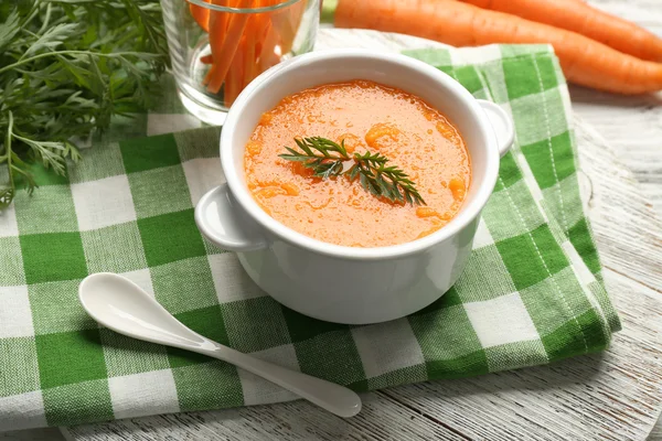 Zanahoria crema-sopa con verduras en la mesa de cerca — Foto de Stock