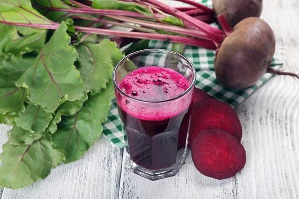 Glass of beet juice with vegetables on table close up — Stock Photo, Image