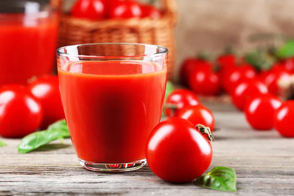 Los vasos del jugo de tomate con hortalizas sobre la mesa de madera se acercan —  Fotos de Stock