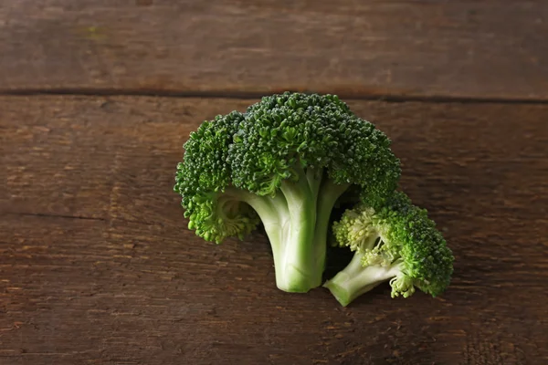 Broccoli freschi su fondo di legno — Foto Stock