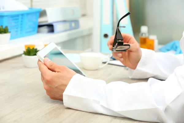 Arts werkzaam aan tafel in office — Stockfoto