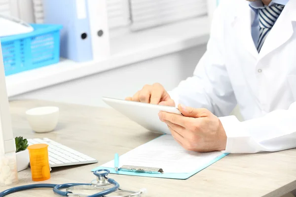 Médico trabajando en la mesa en la oficina — Foto de Stock