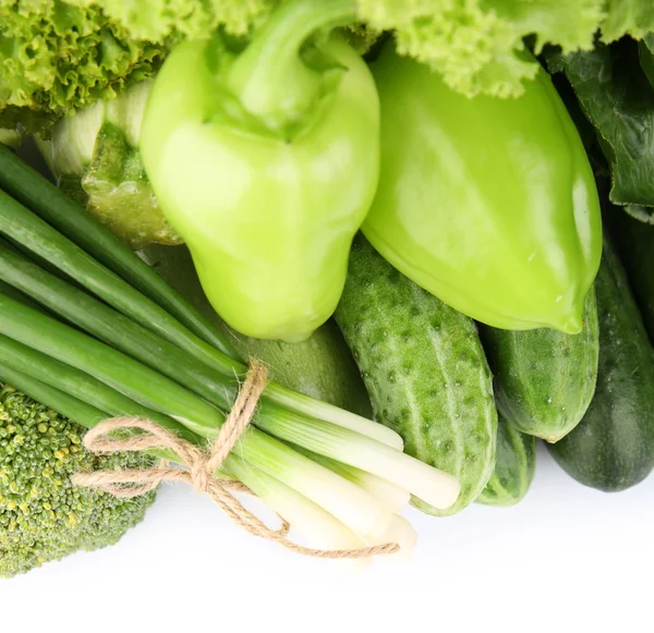 Hoop van groene groenten geïsoleerd op wit — Stockfoto