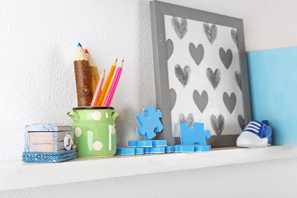 Полки с игрушками в детской комнате крупным планом — стоковое фото