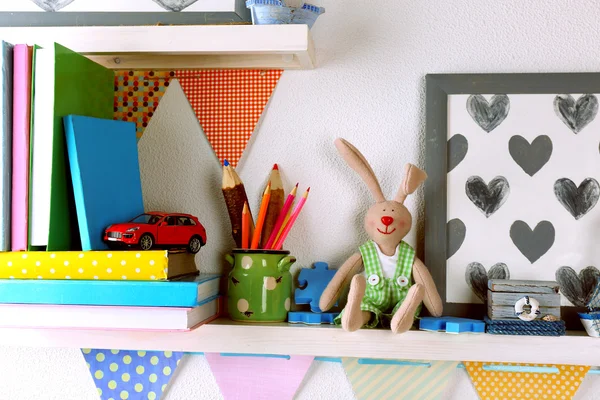 Prateleiras com brinquedos em sala de crianças close-up — Fotografia de Stock