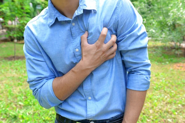 Мужчина с болью в груди - сердечный приступ, на улице — стоковое фото