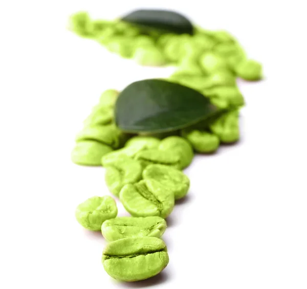 Grüne Kaffeebohnen mit isolierten Blättern auf weißen — Stockfoto