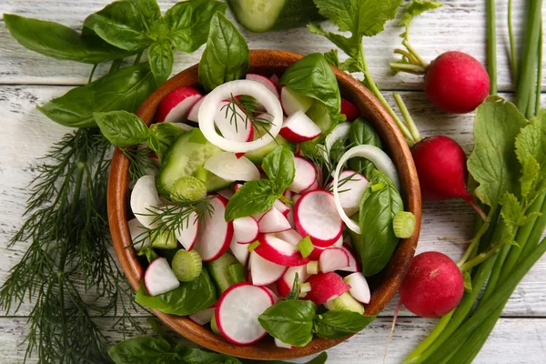 Insalata vegetale fresca sul tavolo da vicino — Foto Stock