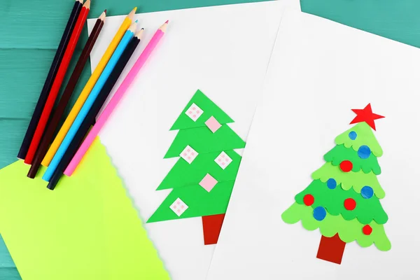 Kreativ papper julgran på vitt papper, sax och färgglada kritor på färg tabellbakgrund — Stockfoto
