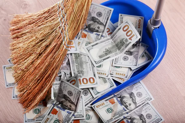 Broom vegen dollars in primeur van op houten vloer, close-up — Stockfoto