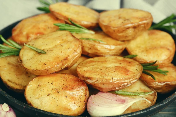 Delicious baked potato with rosemary in frying pan close up — Stock Photo, Image