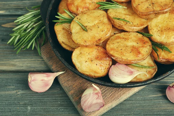 Νόστιμα ψητή πατάτα με δεντρολίβανο στο τηγάνι ή σε πίνακα από κοντά — Φωτογραφία Αρχείου