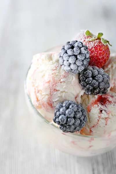 Delicious ice cream with fresh frozen berries, on color wooden background — Stock Photo, Image