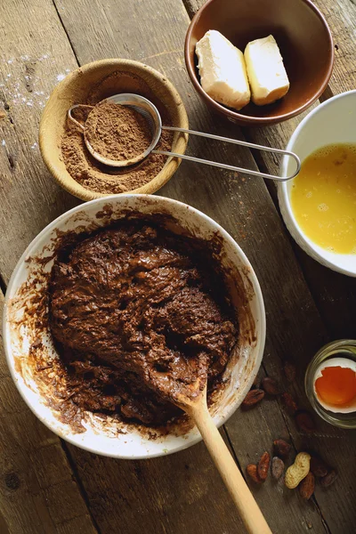Preparando a massa de farinha de torta de chocolate na mesa de perto — Fotografia de Stock