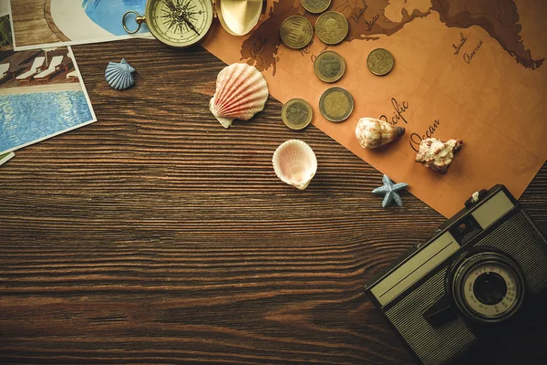 Belle composition avec accessoires de mer et caméra sur la table close up — Photo