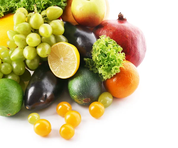 Verduras frescas y frutas aisladas sobre blanco — Foto de Stock