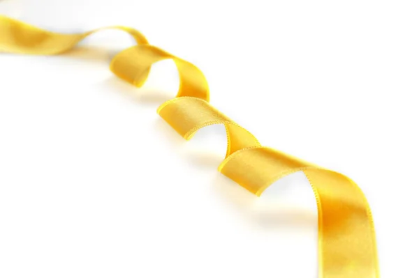 Fita encaracolada dourada isolada em branco — Fotografia de Stock