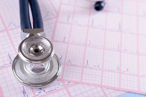 Stetoscopio su foglio cardiografico — Foto Stock