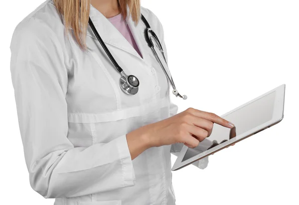 Doctora que trabaja en tabletas digitales aisladas en blanco — Foto de Stock