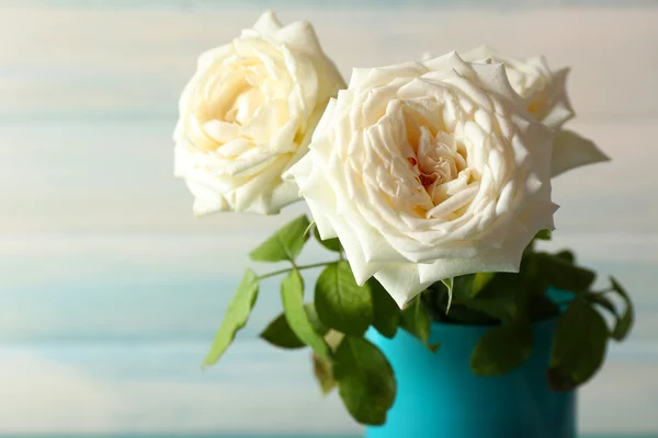 Vackra vita rosor på trä bakgrund — Stockfoto
