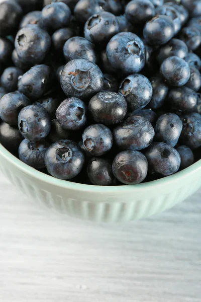 Bleuets frais dans un bol sur la table fermer — Photo