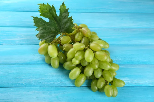 Bouquet de raisin blanc sur fond de bois bleu — Photo