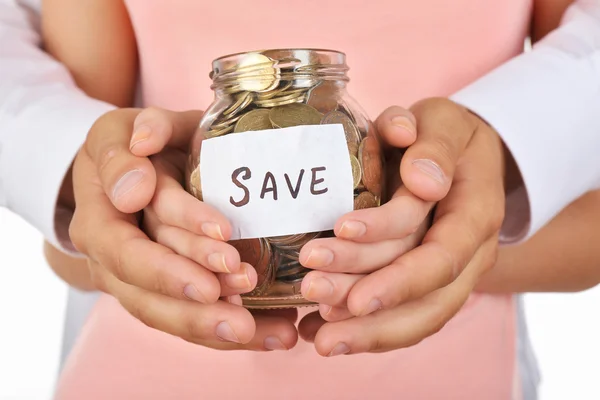 Manos de hombre y mujer sosteniendo caja de ahorros — Foto de Stock