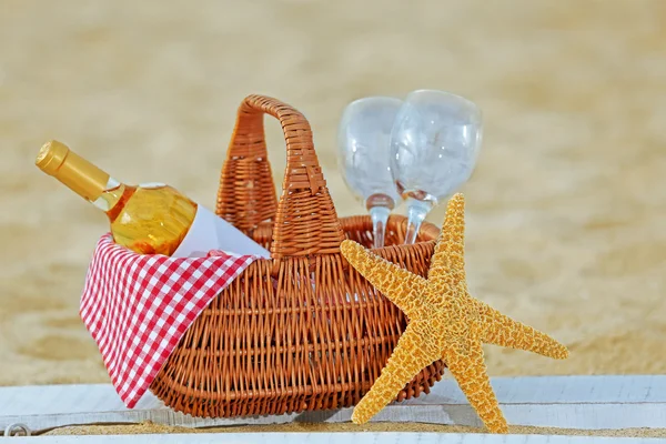 Cesta de picnic con botella — Foto de Stock