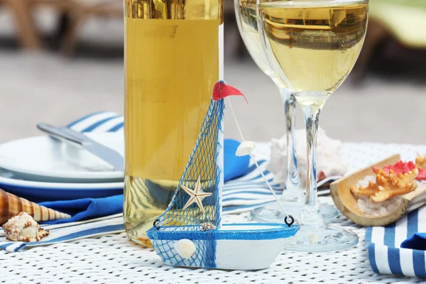 Serviertisch mit Weinflasche und kleinem Boot — Stockfoto