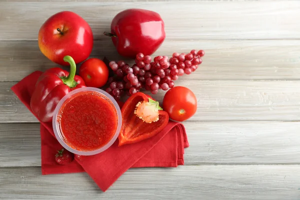 Fresh juice mix fruit and vegetables, healthy drinks on wooden table background — Stock Photo, Image